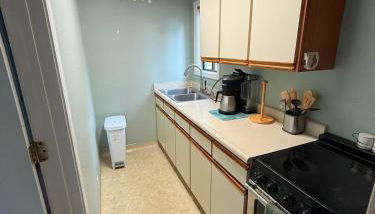 Centrally located adu - Photo 2