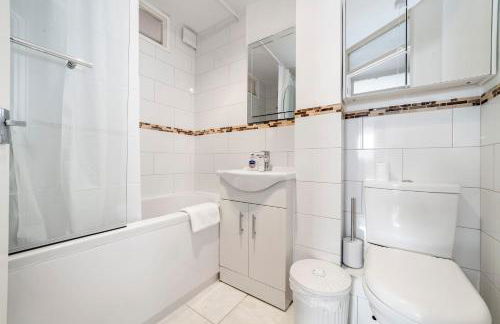 Bright 2BR flat off trendy Chiswick High Road - Photo 25