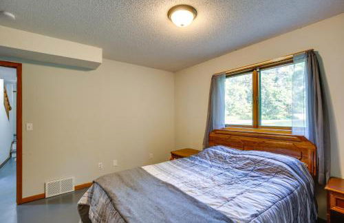 2 Mi to Cedar Lake Quiet Home with Fire Pit and Deck - Foto 18