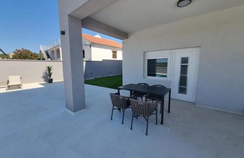 Villa Madison, Spacious Sea View Apartments Near Zadar with heated pool - Photo 61