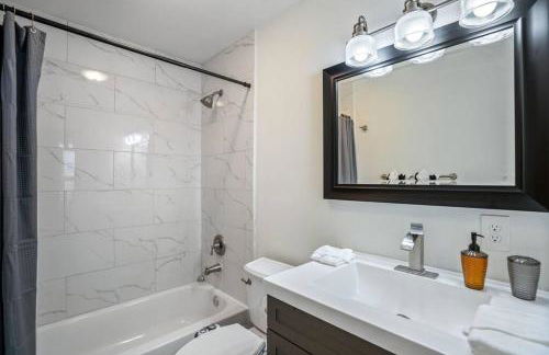 Winter Retreat 3b 3ba Huge backyard Mins from Downtown - Foto 29