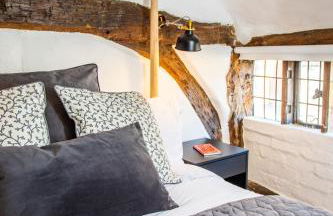 3 MASONS COURT The Oldest House in Stratford Upon Avon, Warwickshire. - Foto 17