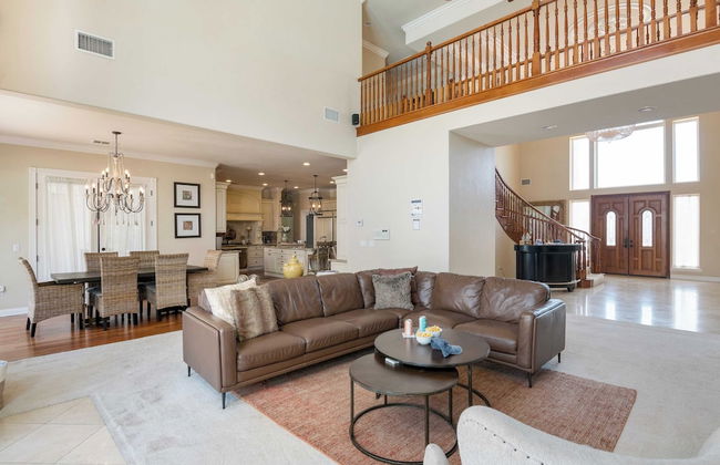 Grand Contento by Avantstay Extraordinary Estate w/ Pool & Movie Room - Photo 25