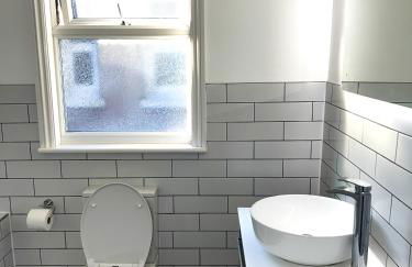 Modern Spacious 4 Bedroom Home in Greater Ldn With Garden & Parking - Photo 14