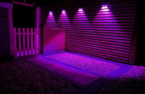 Cosy 2-Bed Home by Pink Flamingo Holdings, Perfect for Business & Groups - Photo 8