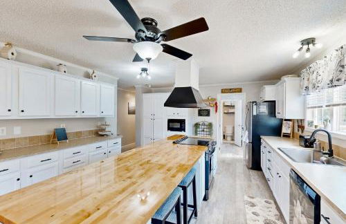 Renovated Retreat with Private Pool and Hot Tub - Photo 9