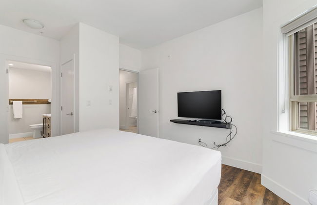 Chic Haven Stylish 3 Bedroom - Photo 4