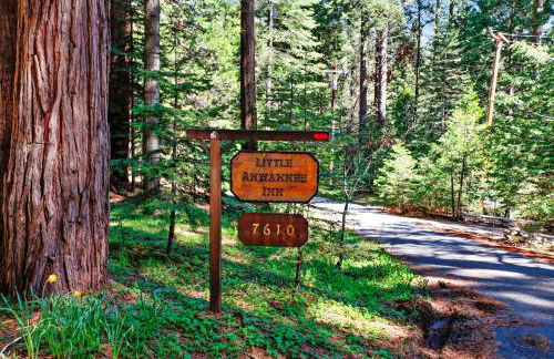 Little Ahwahnee Inn Entrance to Yosemite - Foto 4