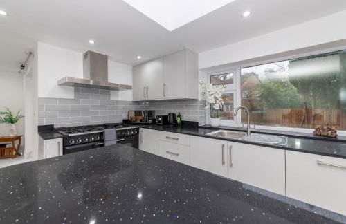 Charming Modern Home in Central Wokingham - Pass the Keys - Foto 19