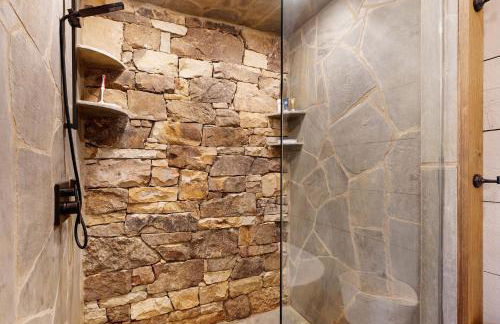 Copperline Lodge - Luxury Creekside Retreat - Creekside Views, Hot Tub, Game Room, Outdoor Fireplaces, Chef Kitchen, Fire Pit - - Foto 28