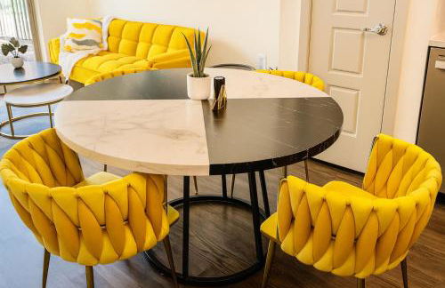 Lux Modern Apartment with Pool View & Prime Location - Foto 22