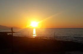 white house by the sea - Photo 35