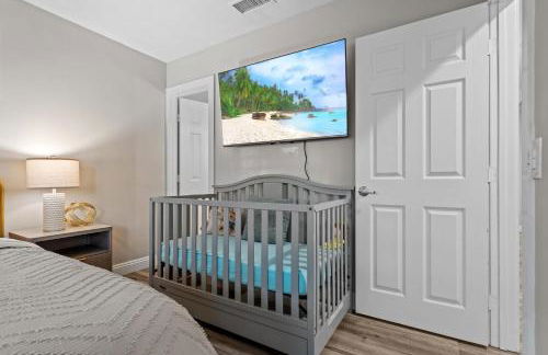 Entire Private Home with 3 Bedrooms 2 Bathrooms, Gated Yard, Garage, Hot Tub, 4-Beds, Golf, Mira Mesa, Available Now - Photo 44