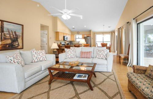 Woofs and Waves by Pristine Properties Vacation Rentals - Foto 19