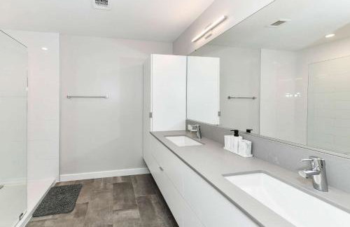 Urban 2BR Oasis with Scenic Rooftop and Gym - Foto 62