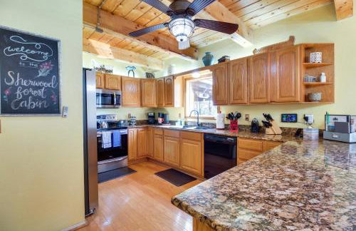 Hot Tub and Games! Lakeside Sherwood Forest Cabin - Foto 8