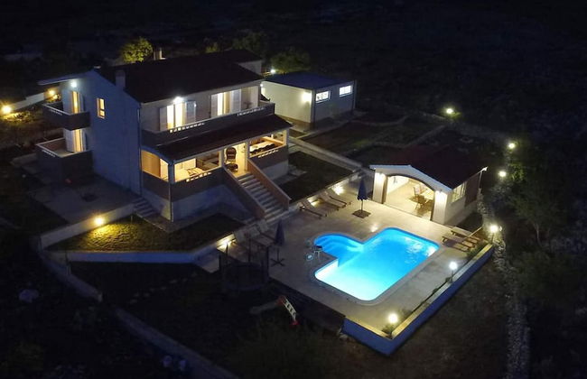Peaceful Escape With Mountain Views, Heated Pool and Modern Amenities in Radošić - Foto 22