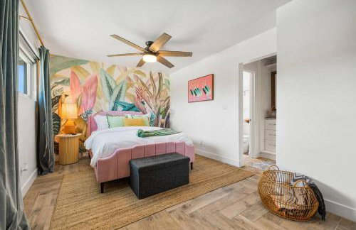 Whimsical Oasis Retreat by Rather Be Properties - Foto 50