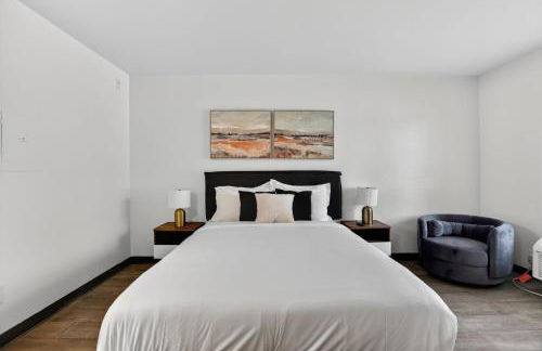 Chic furnished studio with inviting modern decor - Photo 8