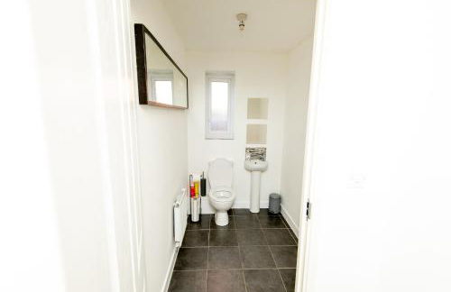 Manchester Cityside Deluxe Stay - 3 Bedroom House Great for Family with Free Parking & Garden - Foto 6