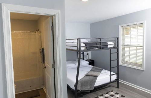 5 Min to Elon - In Unit Washer and Dryer - Fast Wi-Fi - Foto 33