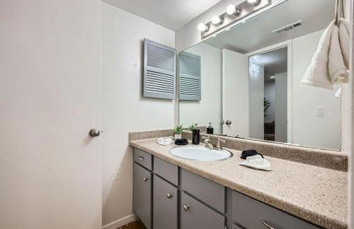 Your Airy King Suite Getaway - Sleeps 4 - Pool, Prkg - Photo 17