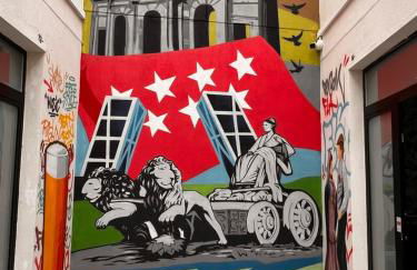 R8 Trabajo y Descanso Premium Junto a Metro Madrid - Photo 2