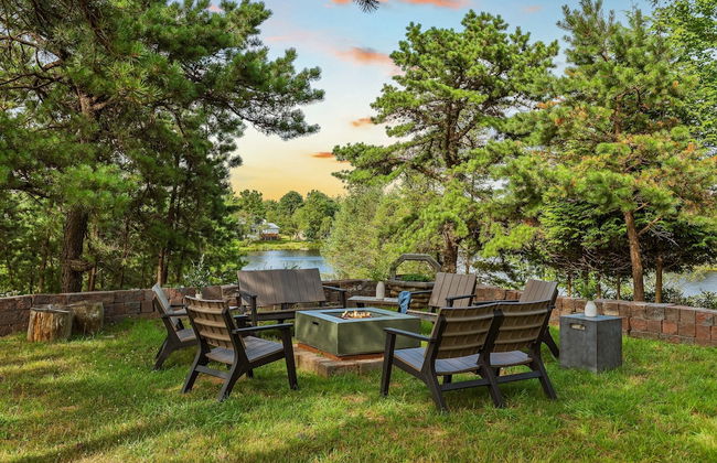 For Lake Sake by Avantstay Lakefront Hot Tub View - Photo 3