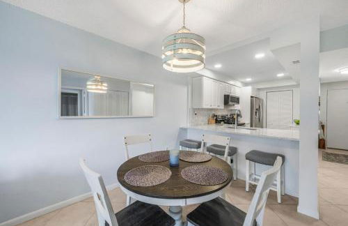 Walkout condo with beach access, pool and pickleball - Foto 9