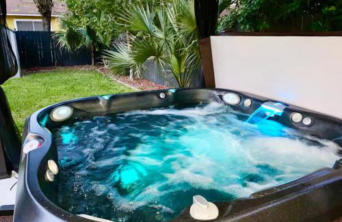 Private Hot Tub - Walk to Pearl - Pet Friendly 3BR - Foto 1