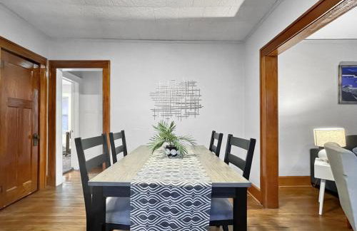 Roomy 4BR by Drake Sleeps 13 HUGE yard - Foto 2