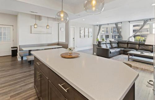 Luxurious 8BR Beach Duplex w Ocean Views - Photo 58