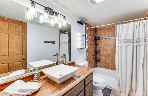 Hike, Ski and Soak! Spacious Anchorage Getaway - Foto 22