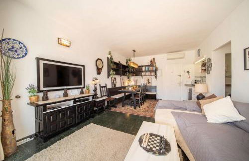 Sun-Drenched, Sea-View Apartment with Giant Patio! - Photo 27