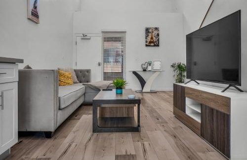 Spacious One-Bedroom Loft With Dining Area & Gated Parking - Foto 12