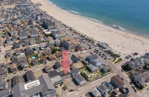 Steps to Beach Fully Renovated Sleeps 6 - Photo 2