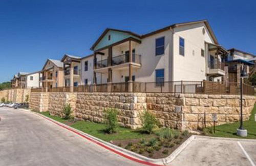 Enjoy the scenery of Lake Marble Falls in 2BD resort condo with family - Photo 24