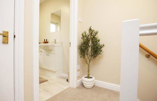 Orchard Place By N And N Stays, Perfect for corporate, contractor teams and families visiting the area, 3 Bed House with Private Parking, Semington Near Bath - Foto 28