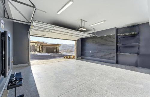 Luxury Hideout w Hot Tub Steam Shower - Photo 51