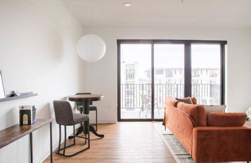 Chic East Side 1BR Apt with Balcony, Pool, and Gym - Foto 1