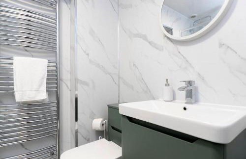 Hot Tub Free Parking 5 Bedroom Large Space - Photo 27