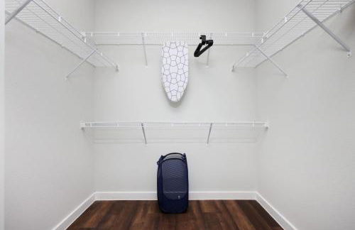 Cozy 2BR-w Parking, Near Rvrwalk, Dome & Conv Ctr - Foto 13