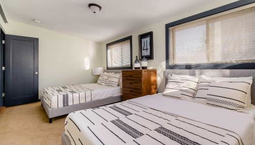 Stay Portland - Portland Classic - Walk to Local Coffee & Food - Photo 3