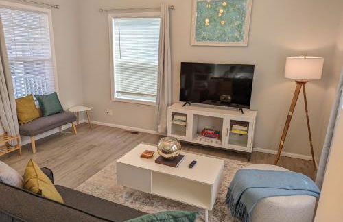 Contemporary 2-Bedroom Close to Downtown, Dining - Photo 2