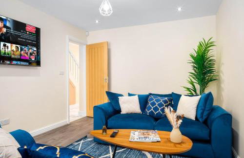 Four Bed House - Sleeps 7 - Garden - Parking - Smart TV 6COK - Photo 1