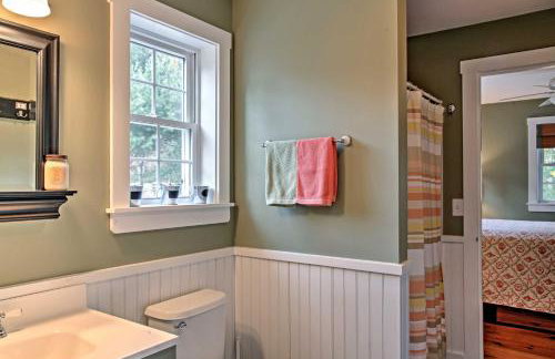 Beautiful Sandy Point Getaway with Wraparound Deck! - Foto 15