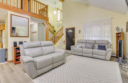 Private Hot Tub Lakefront Poconos Home! - Foto 4