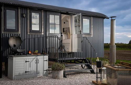 Luxury Shepherd hut with hot tub - Photo 1