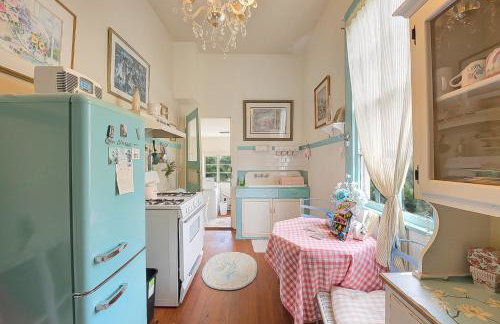 4BR 3 BA HUGE, Balcony, Cemetery, Streetcar sleeps 8! - Photo 68