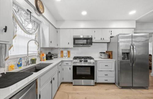 Spacious Backyard • Alfresco Dining • Pet Friendly - Foto 20